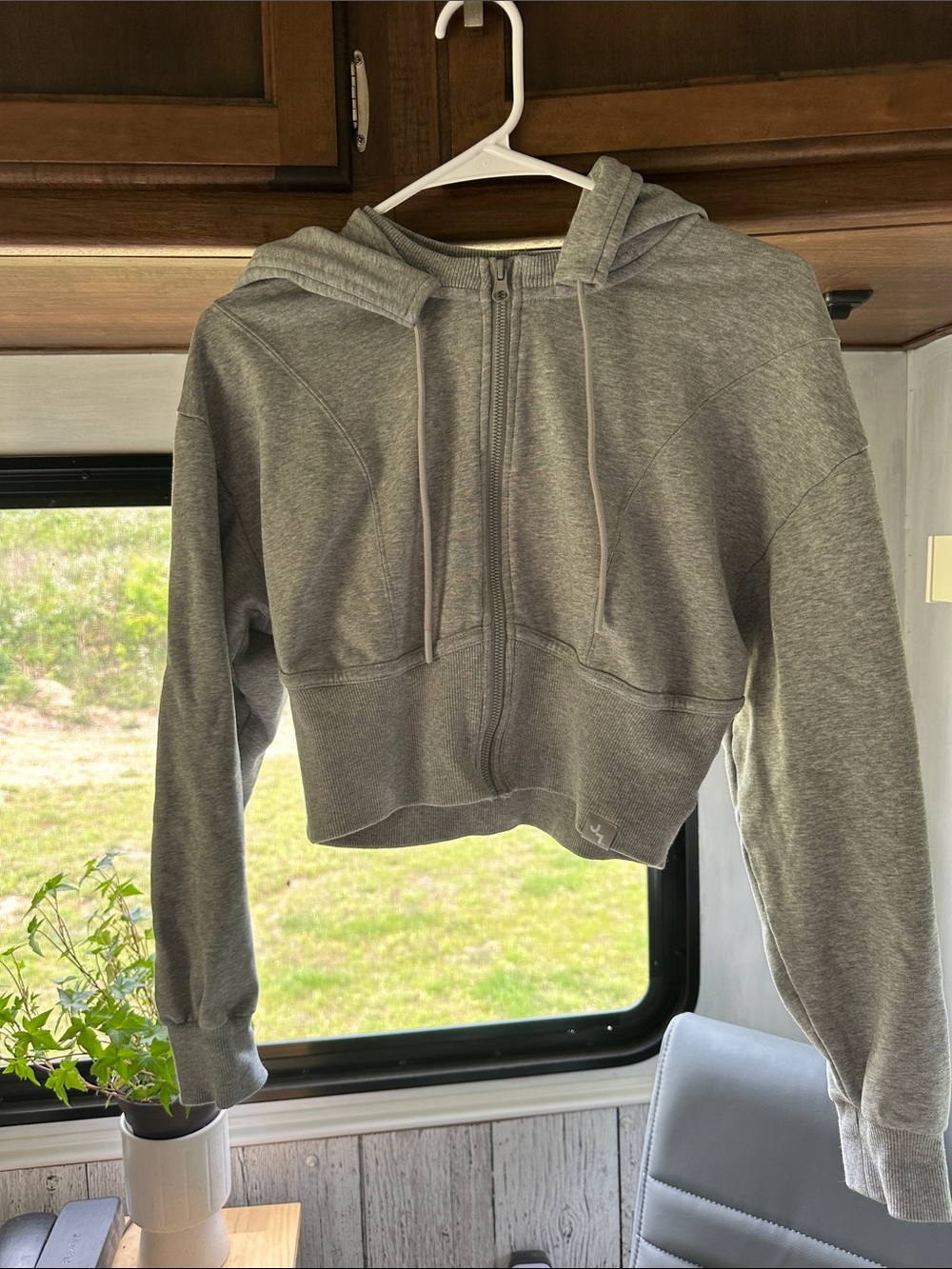 Joy lab - Cropped Gray Zip-Up Hooded Sweatshirt size small ( no size tag )